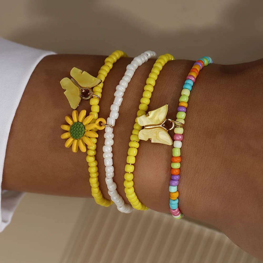 Aihua Set of 4 Bracelets with Butterfly Shaped Beads and Daisy for Girls, Handmade Jewelry for Kids and Teenagers, Gift for Best Friendly