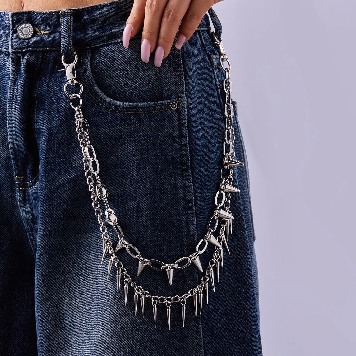 Versatile catena a doppio strato con rivetti in stile punk, accessorio trendy per jeans da uomo e da donna.