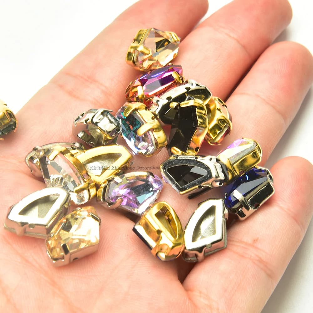 Strass a forma di ascia in cristallo K9 9*14mm da cucire con montatura a griffe per decorazioni fai da te di abiti, scarpe, borse e artigianato, con retro a punta