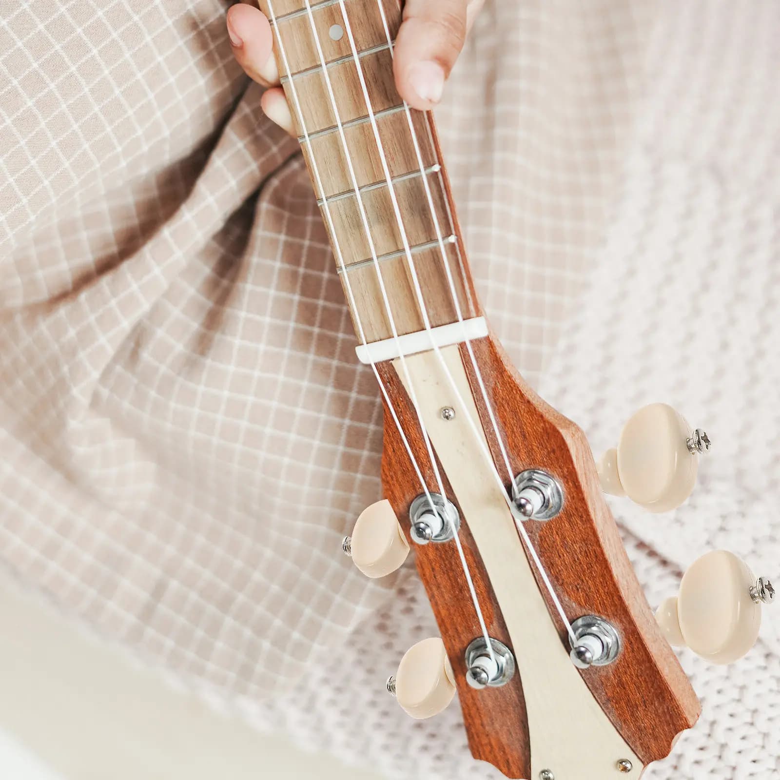 4 Pezzi Meccaniche di Accordatura per Ukulele con Nucleo in Acciaio, Pulsanti in Plastica Bianca, Vite a Pressione Regolabile, Compatibili con Tutti i Modelli