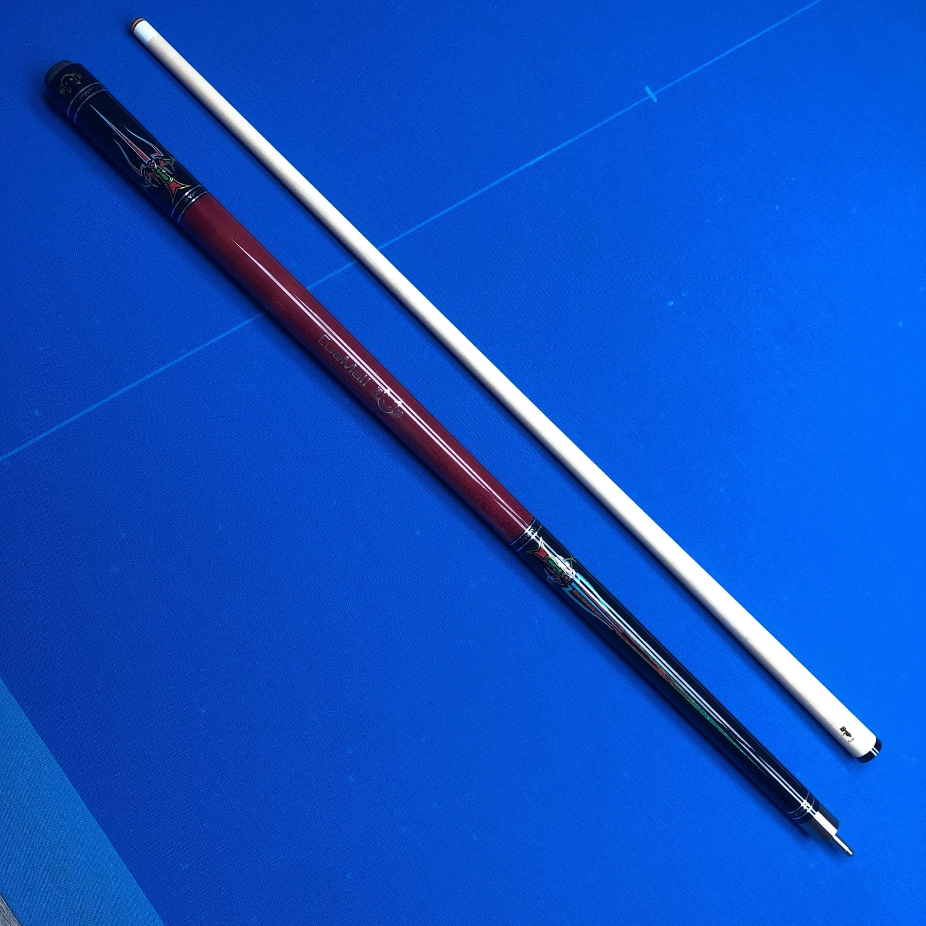 Stecca da biliardo professionale a bassa diflessione con asta in acero duro e punta da 12,75 mm. Giunto in acciaio inossidabile con filettatura Quick-3.