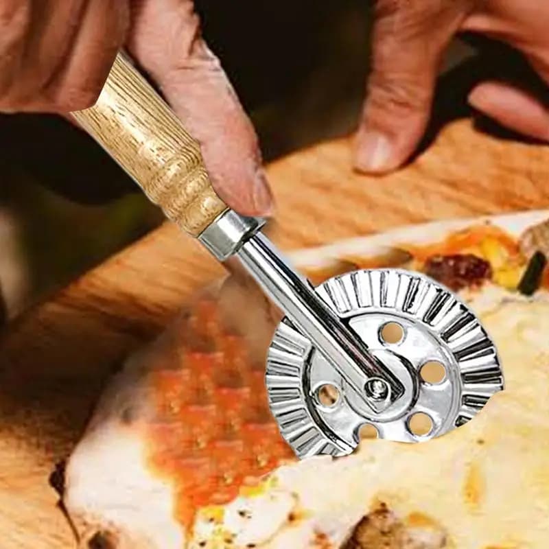 Taglierina per pizza con bordo scanalato Taglierina a rullo per pasta con manico in legno Strumento per crimpare ravioli Taglierina a rullo per impasto per gnocchi