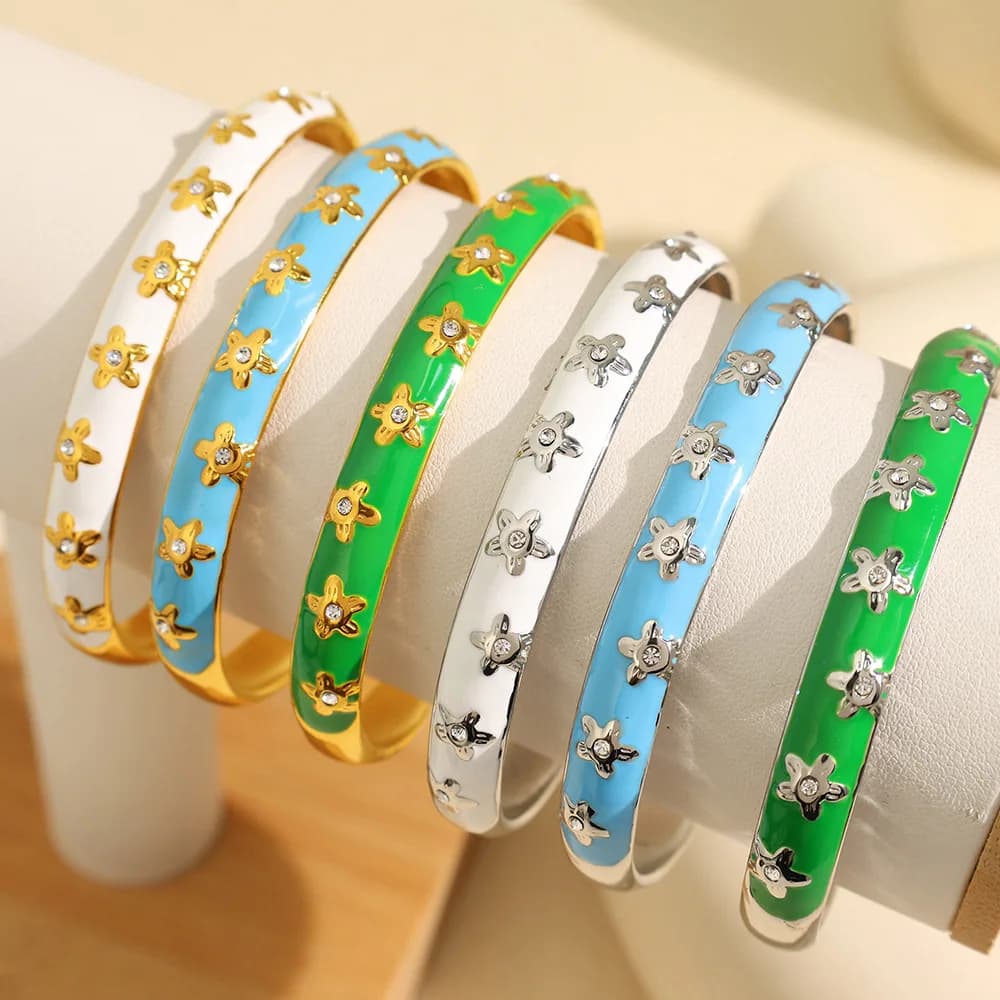 Keen on Collana con piccoli fiori in acciaio inossidabile Bracciale con gocciolamento di olio di fiori a forma di C Gioielli di fascia alta e di design di nicchia