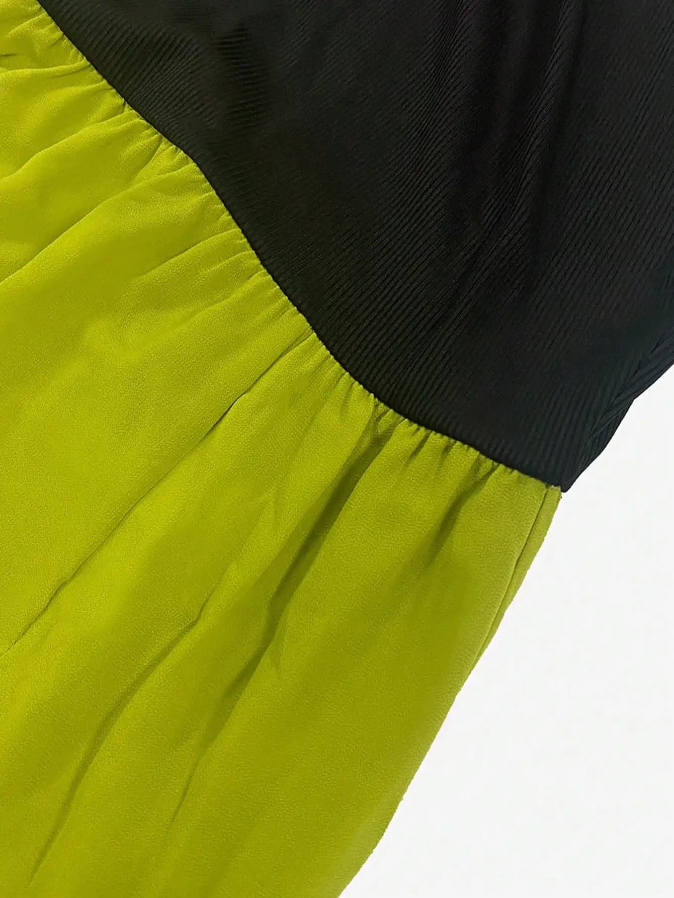 Abito lungo da donna con scollo all'americana, schiena scoperta e blocchi di colore traforati
