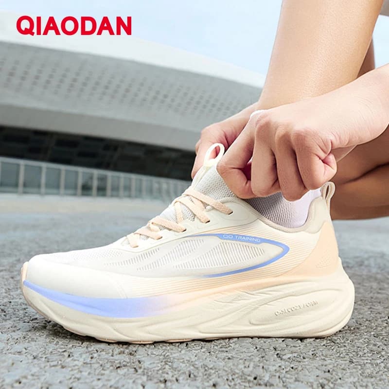 QIAODAN Scarpe da corsa per donna 2025 Scarpe da fitness da palestra morbide ammortizzate in mesh traspirante con sneakers con piattaforma spessa QXB022252255R
