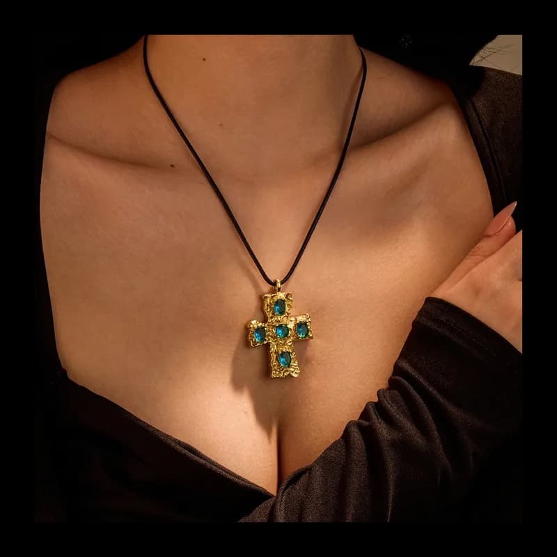 Nuova luce di lusso premium in acciaio inossidabile strutturato croce zircone collana in acciaio al titanio corda in pelle catena clavicola gioielli