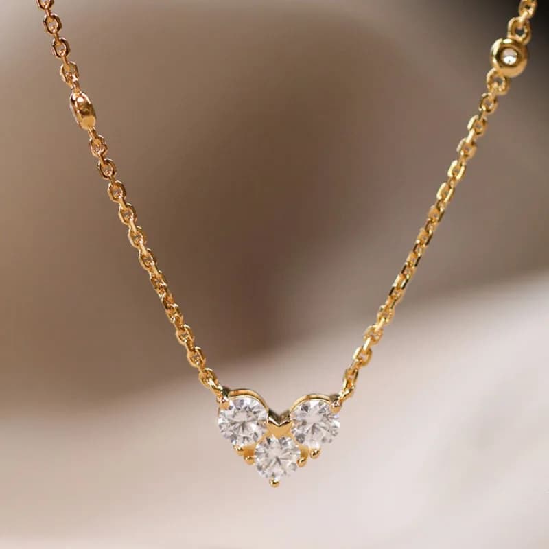 Moda di lusso leggera e fresca collana a forma di cuore con tre diamanti rotondi mini pendente semplice nuovo nella catena di gioielli da festa