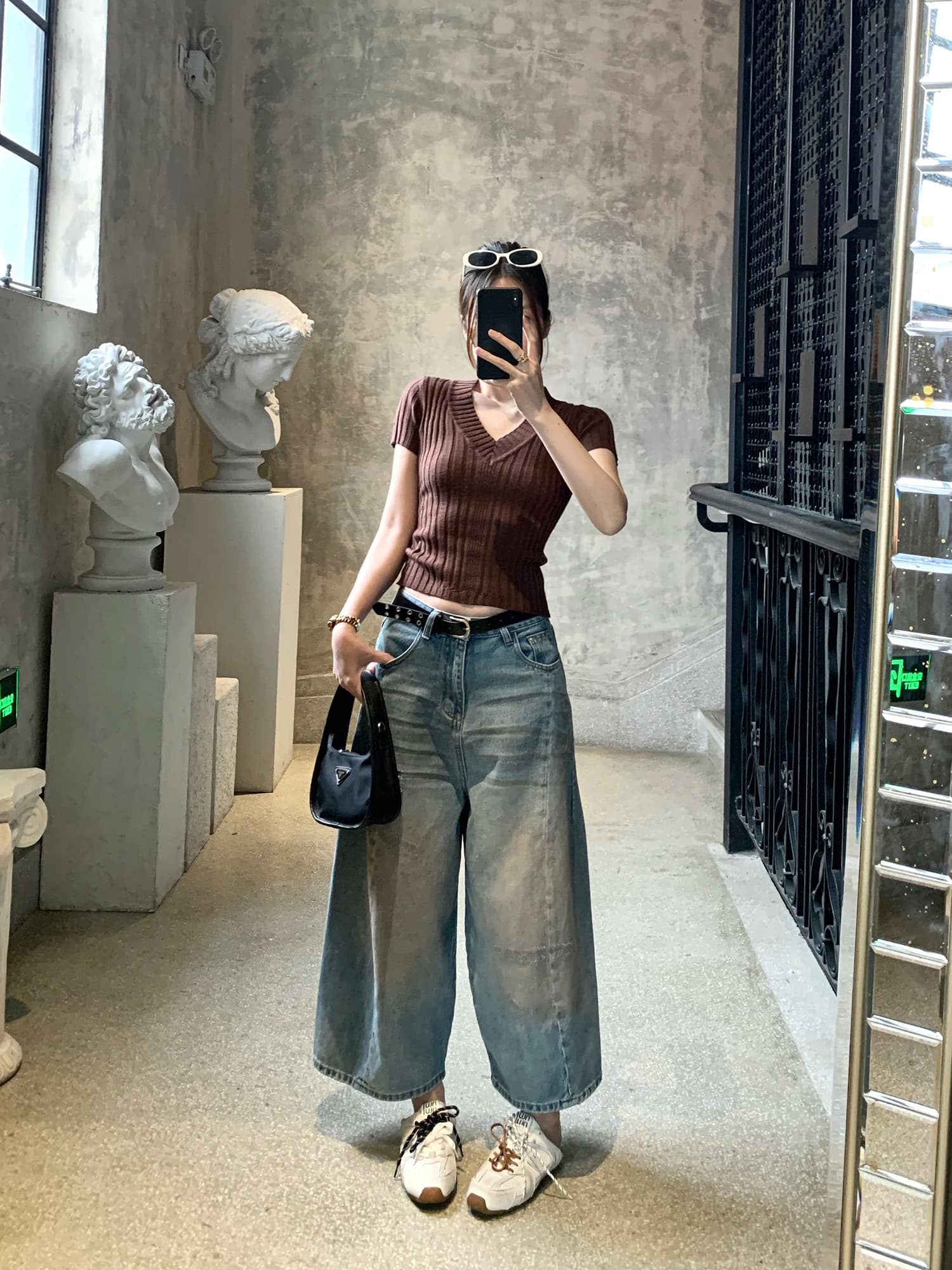 T-shirt slim fit con scollo a V in maglia a maniche corte da donna, stile casual estivo, top tinta unita con mxboom, grigio, semplice e versatile per la casa