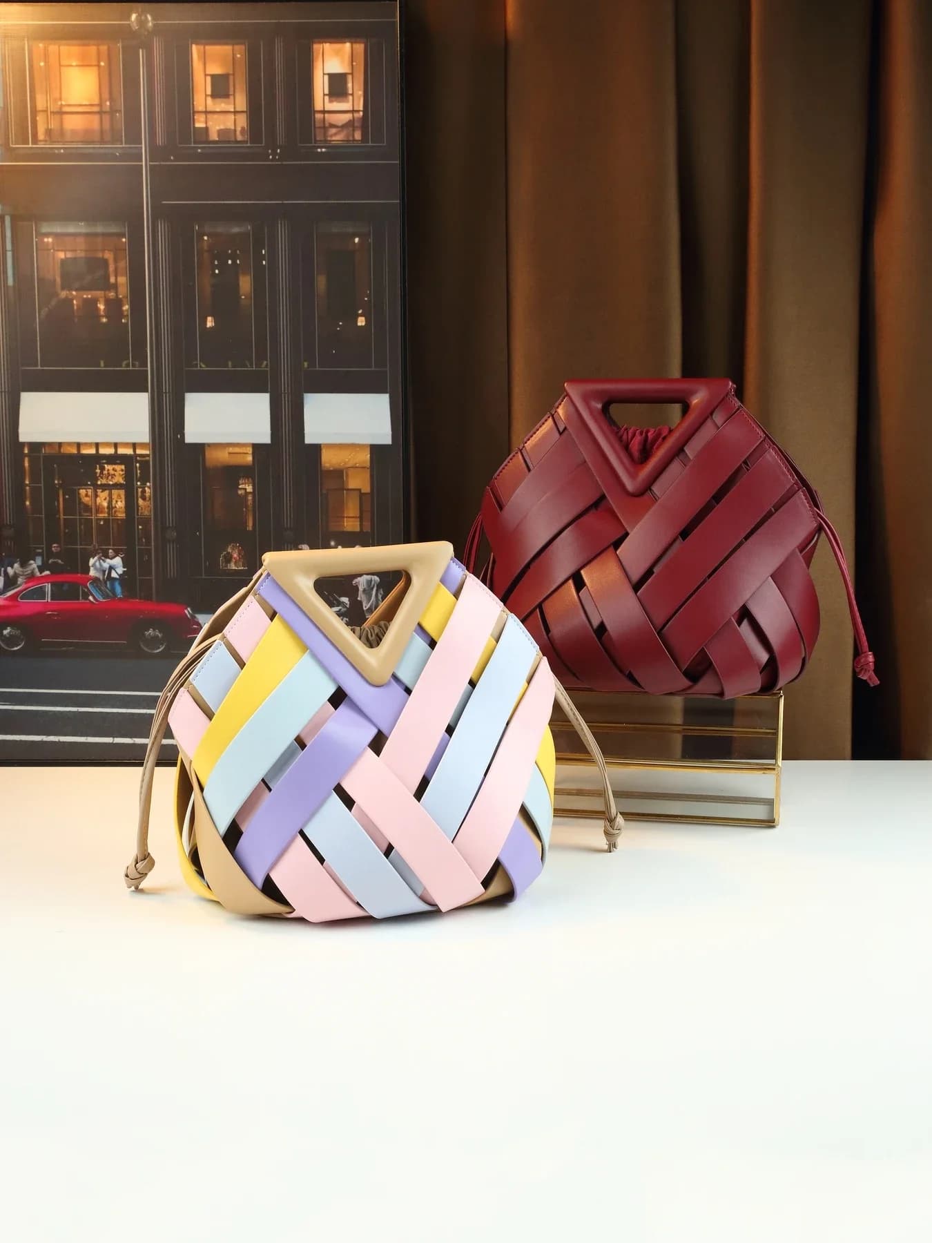 Nuova borsa a secchiello intrecciata alla moda, versatile e capiente, ideale per la suocera.