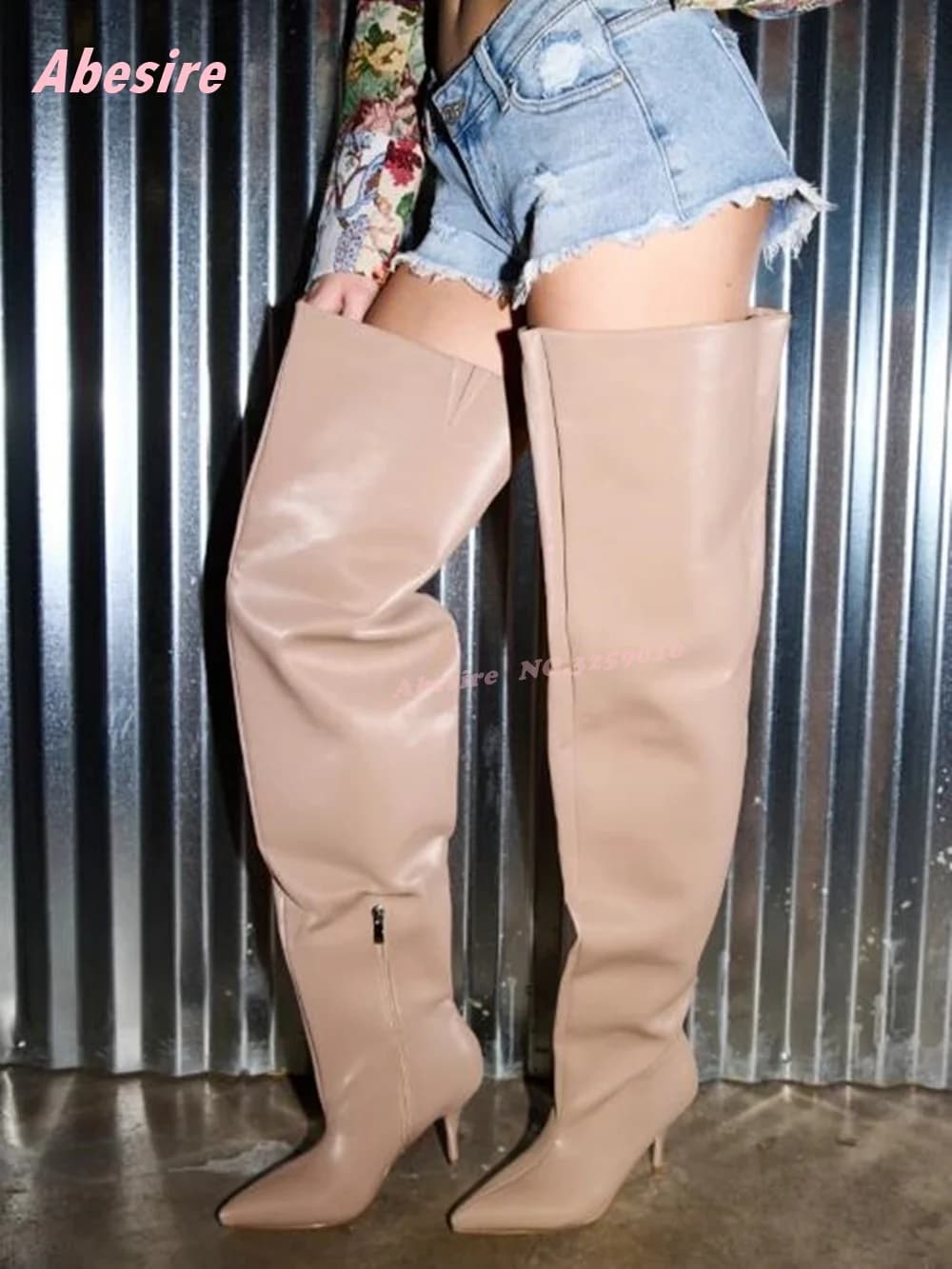 Stivali alti alla coscia a punta beige Cerniera laterale Tacchi a forma di gattino Stivali lunghi invernali lucidi per le donne Solid 2026 Nuove scarpe casual di lusso