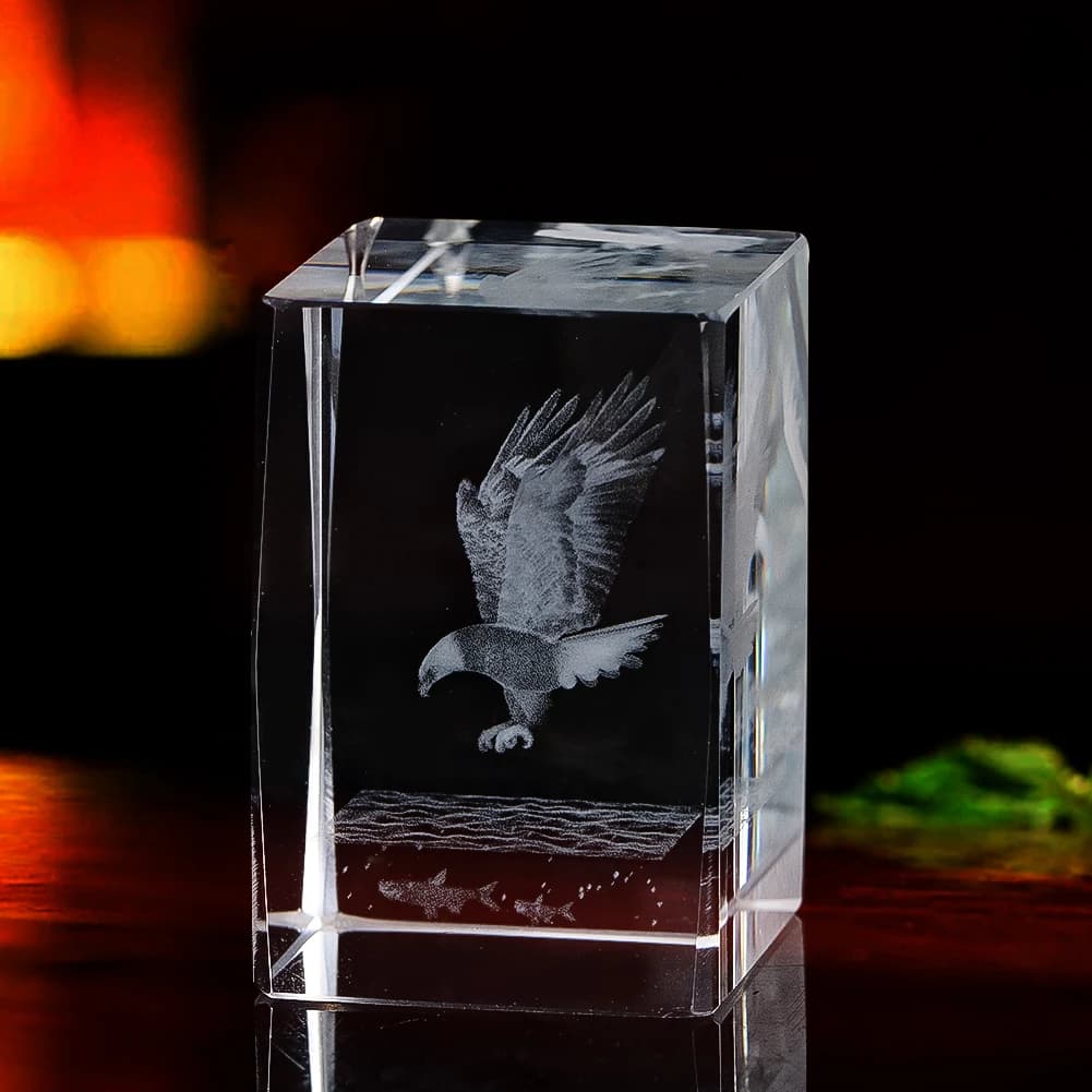 Prisma della statua del pesce dell'aquila di cristallo inciso al laser 3D Decorazione della casa Mini animale Ufficio Desktop fermacarte Regalo artigianale