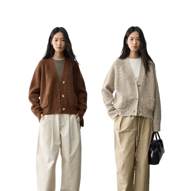 Cardigan lavorato a maglia con scollo a V, stile college vintage, in lana basulan ad alto grammatura con trama a ago e tasche.