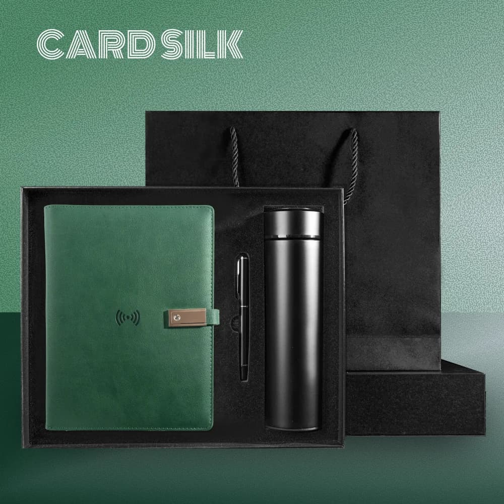 Set regalo per notebook aziendale con Power Bank integrato, ricarica wireless e cavo 3 in 1. Quaderno personalizzabile e confezione regalo