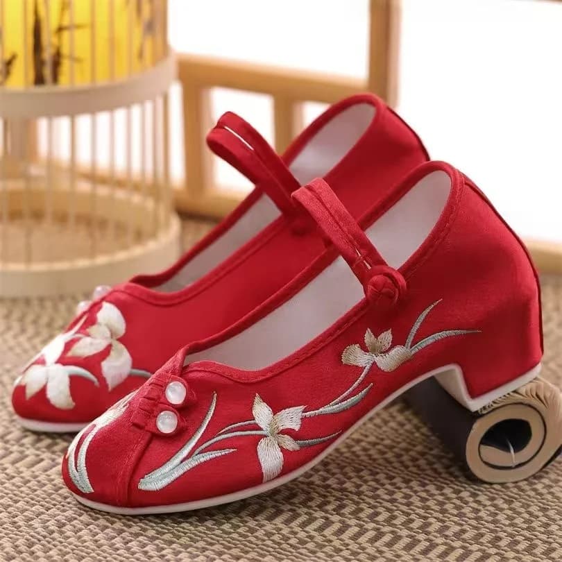 Scarpe da donna con tacco largo in seta ricamata, stile etnico, punta tonda, cinturino con fibbia, suola morbida, per Hanfu, nuove collezioni primavera estate