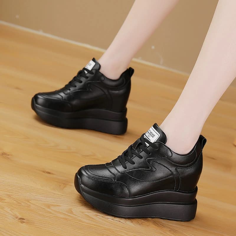 Sneakers da donna bianche con zeppa nascosta, platform casual, stringate, basse, con suola arancione, per lo stile street quotidiano, semplici e alla moda.