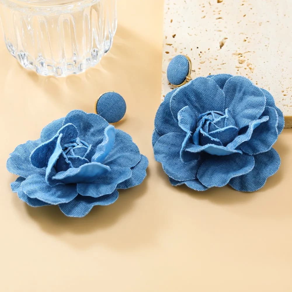 Nuovi orecchini fatti a mano con rosa blu Denims Orecchini con fiori esagerati Ornamento Orecchini in tessuto blu denim