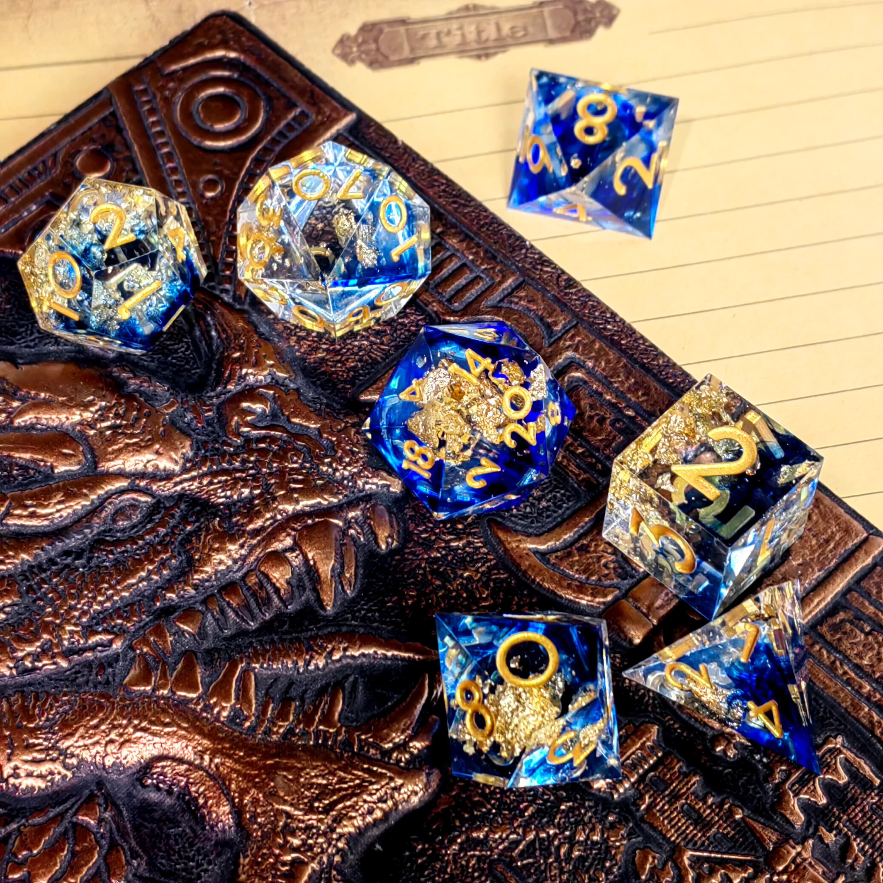 "DnD Dice Set Dadi poliedrici in resina da 7 pezzi, azzurro con numeri dorati per Dungeons and Dragons, giochi di ruolo e giochi da tavolo"