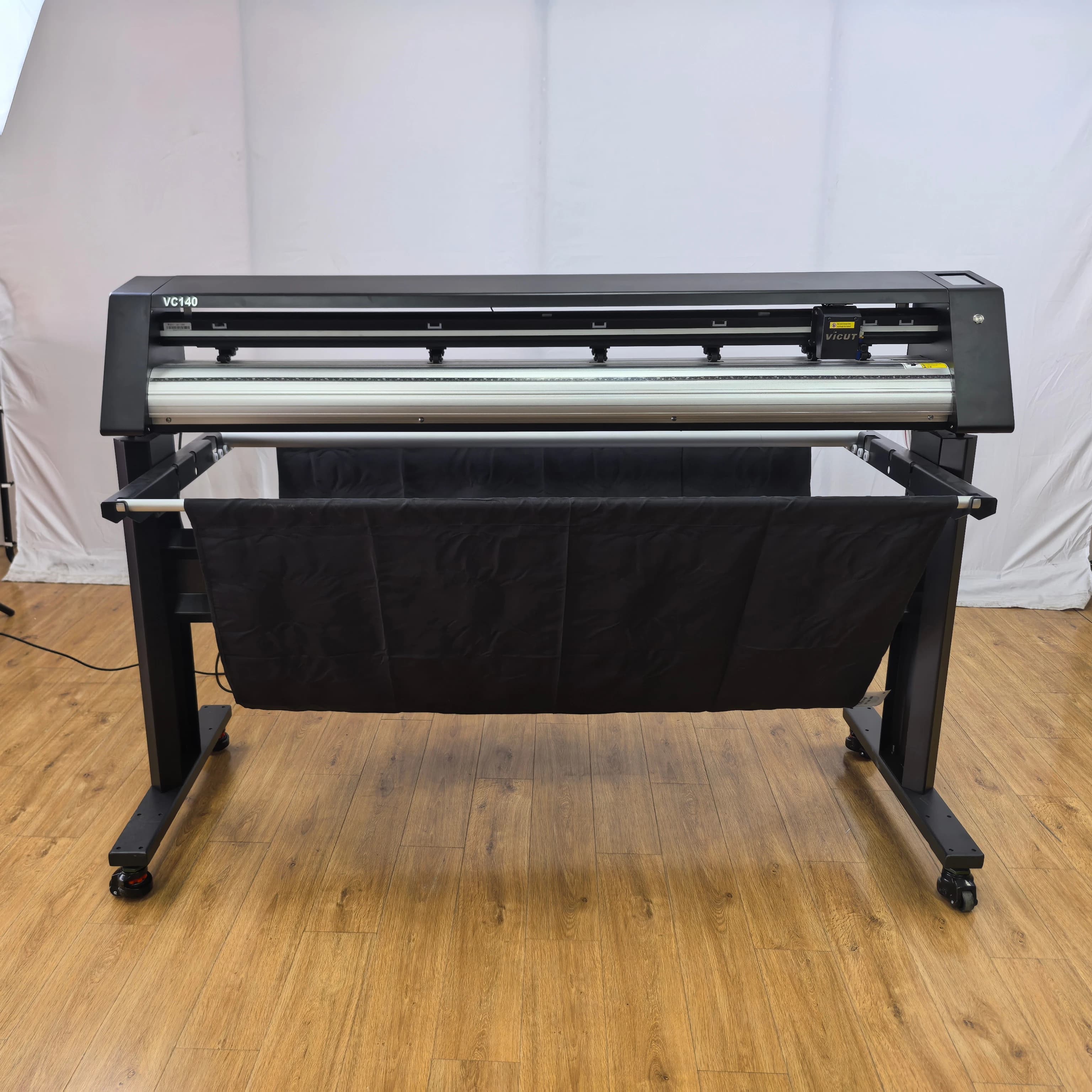 Plotter da Taglio Automatico per Adesivi in Vinile VC140