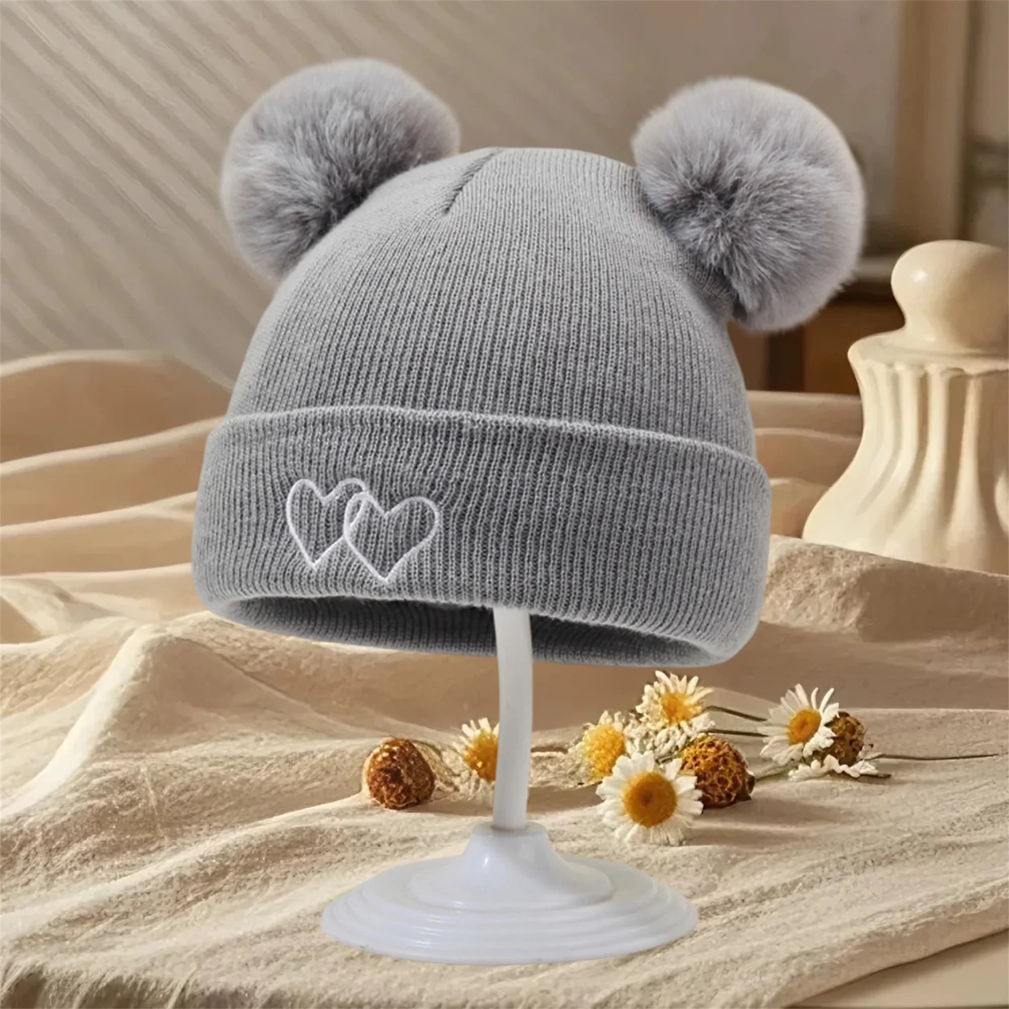 Berretto con pompon lavorato a trecce per bambini Comodo cappello invernale con design a cuore e palline sfocate Adorabile copricapo per bambini