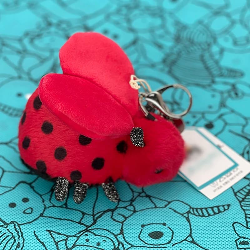 JELLYCAT Ciondolo Portachiavi a Forma di Coccinella Rossa JC con Sacchetto Verde Antipolvere da 20 cm x 27 cm e Etichetta Regalo