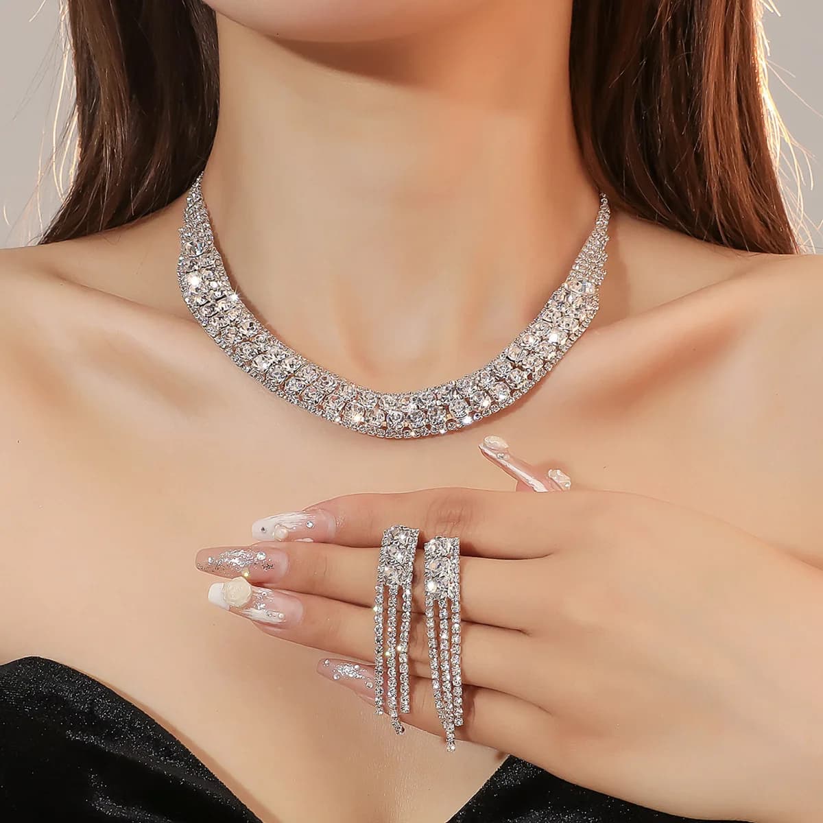 Set di Gioielli da Donna Squisito: Collana e Orecchini Scintillanti con Zirconi, Choker e Orecchini Pendenti a Nappa - Lusso e Moda