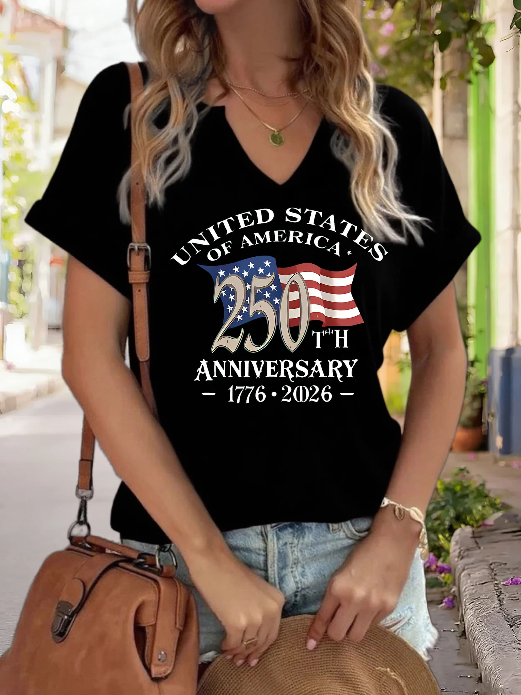 T-shirt grafica da donna con scollo a V "USA 250th Anniversary 1776-2026", t-shirt con stampa della bandiera americana, top casual patriottico a maniche corte