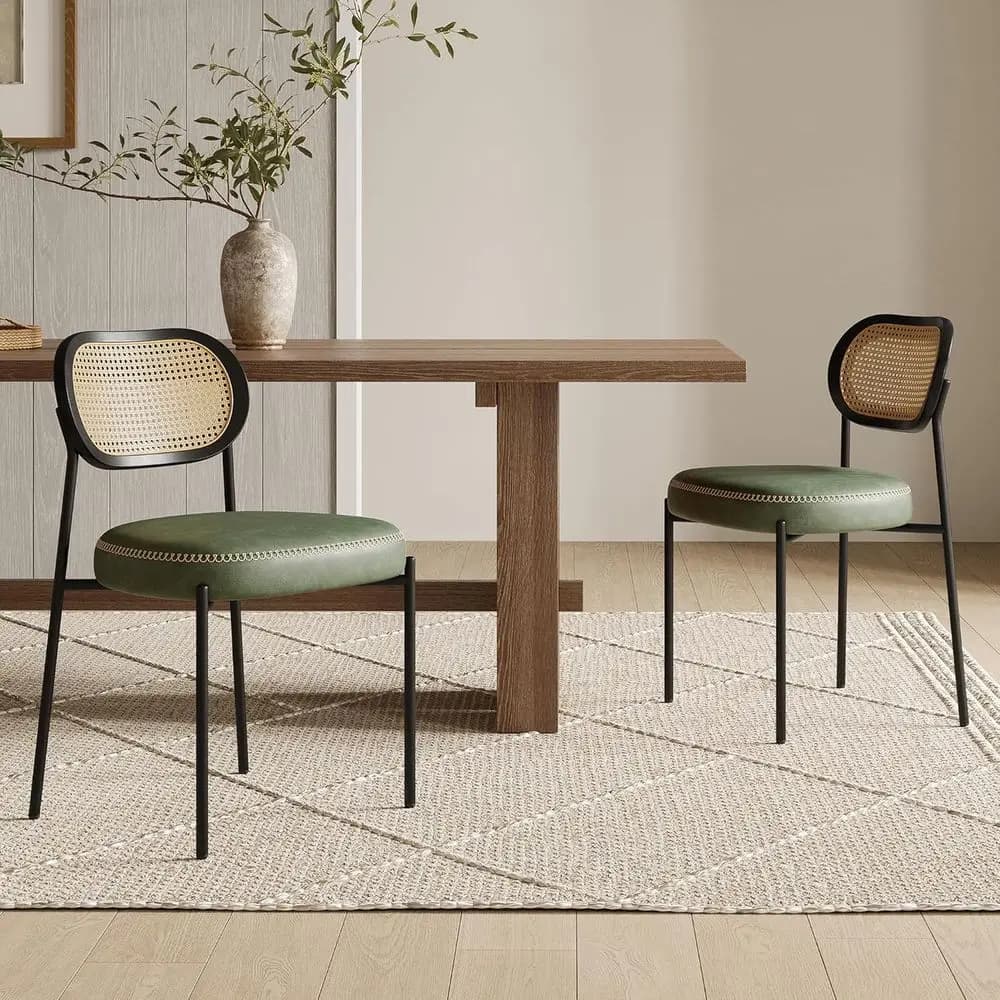Set di 2 sedie da pranzo in pelle verde con schienale in rattan, gambe in metallo nero e cuscini a forma di D