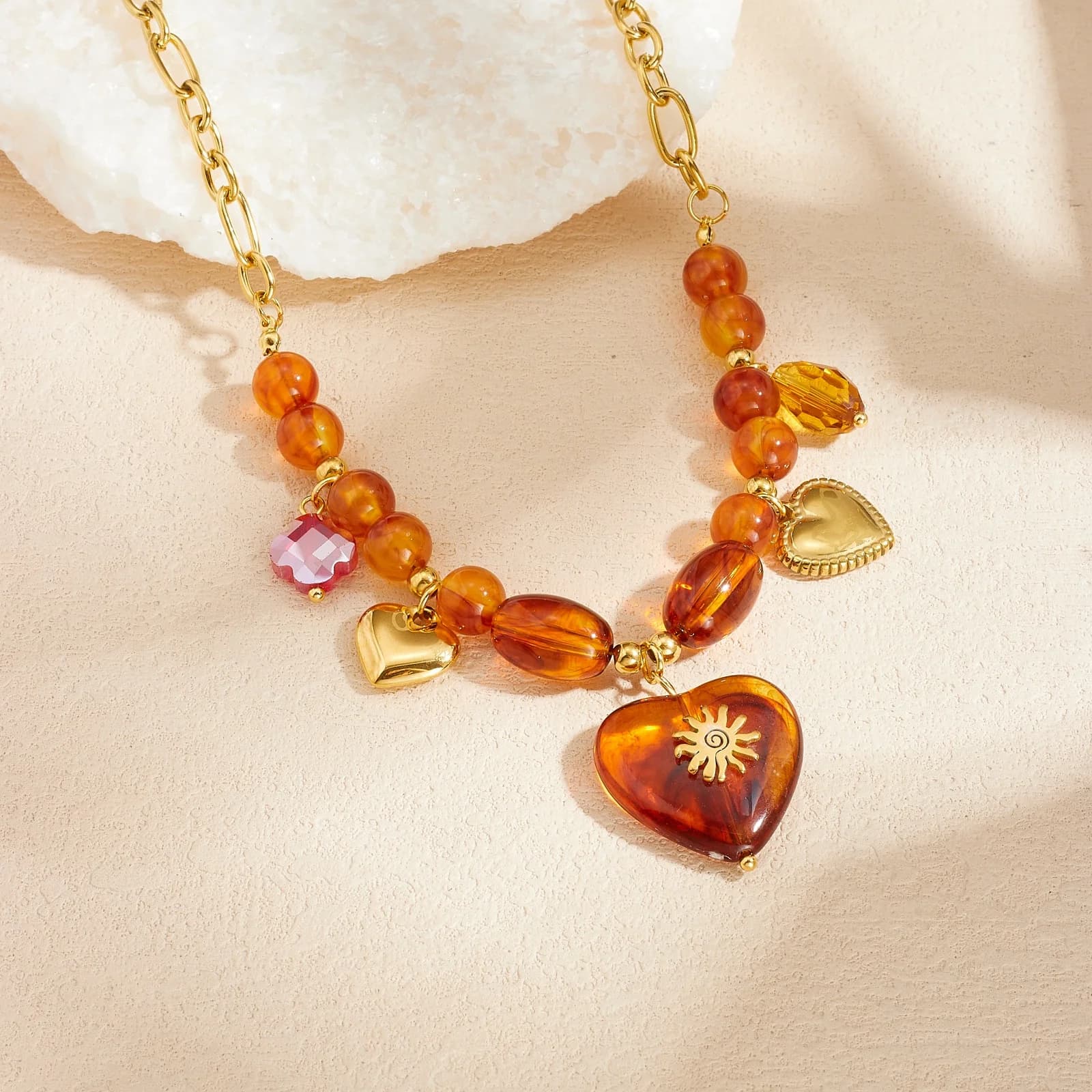 Stainless Steel GoldenVintage Amber Resin Beaded Sun Pattern Large Heart Pendant Necklace Lady Fashion Jewelry Gift