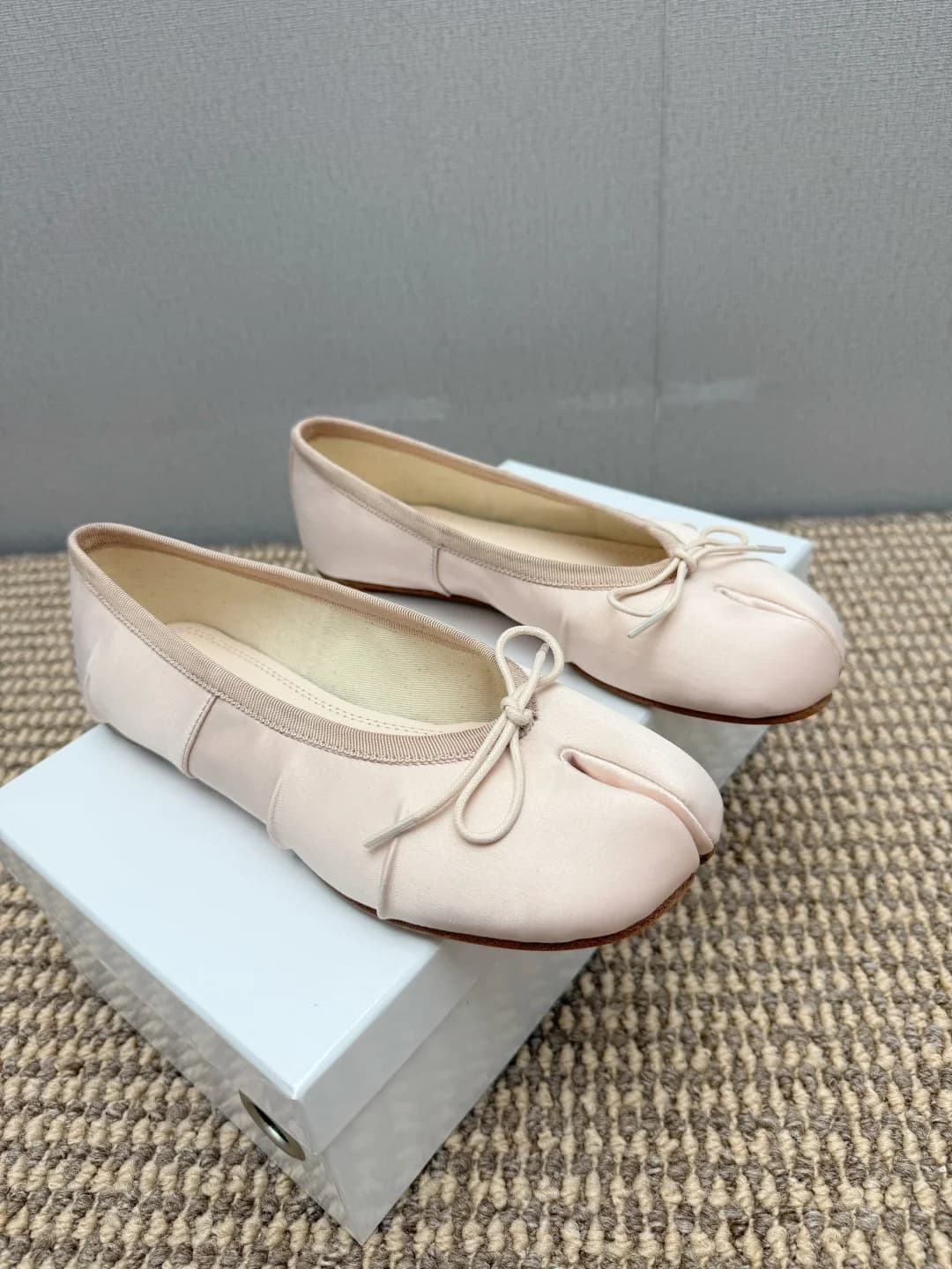 Ballerine Tabi da Donna in Raso con Punta Divisa, Scarpe Rosa e Nere