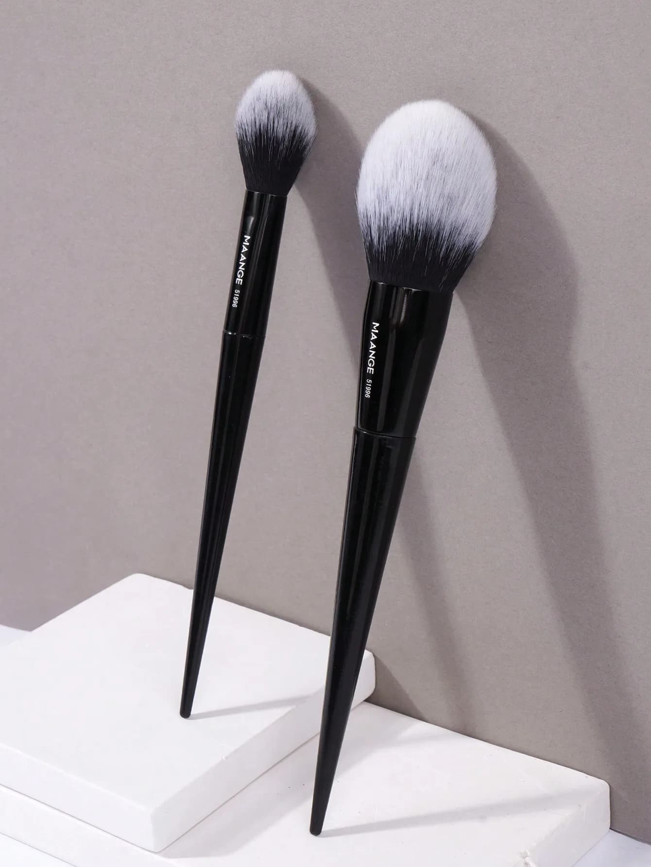 Set di pennelli per trucco professionale MAANGE da 2 pezzi, inclusi pennello per fondotinta, pennello per fard, pennello per polvere, pennello per contorno, pennello per illuminante, pennello per ombretto, adatto per cosmetici in polvere, liquidi e in crema, regalo ideale per donne e ragazze. Set include pennello per il trucco