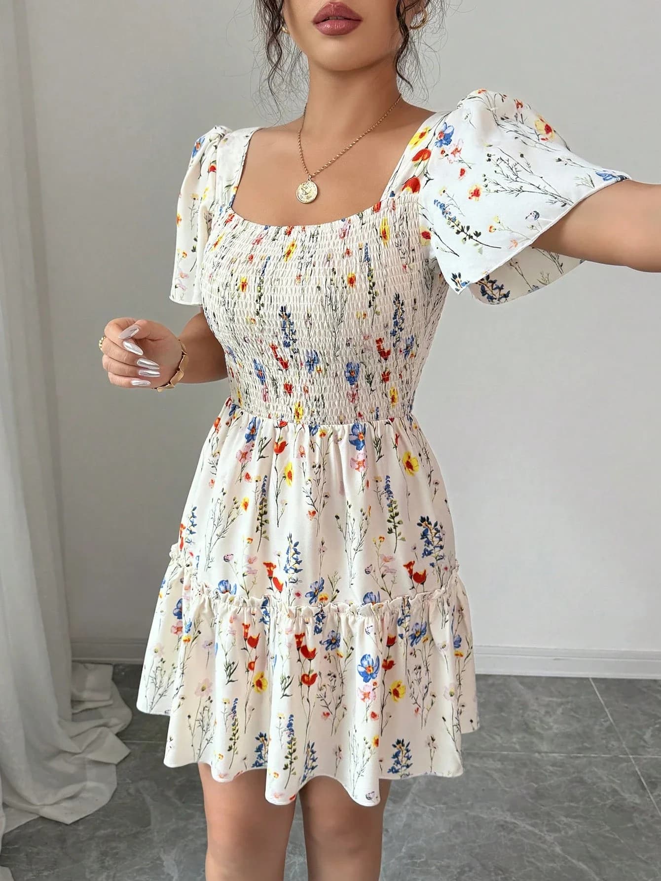 Mini abito floreale estivo da donna con scollo quadrato e maniche svasate