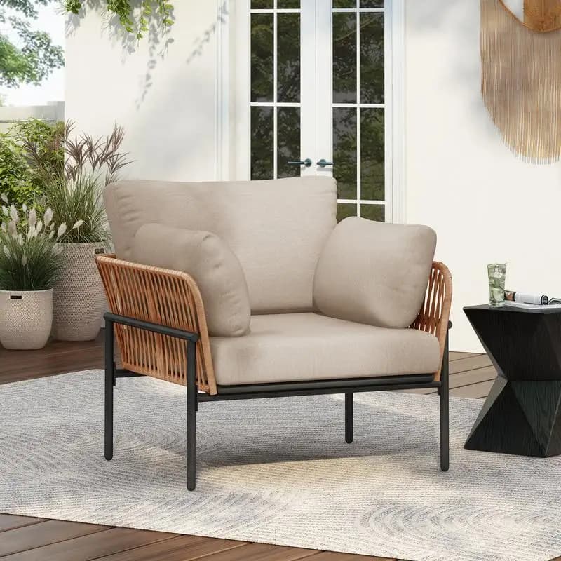 Poltrona lounge da 36 pollici in ferro con corda di legno beige e naturale con cuscini, ideale per spazi moderni e ispirati alla natura