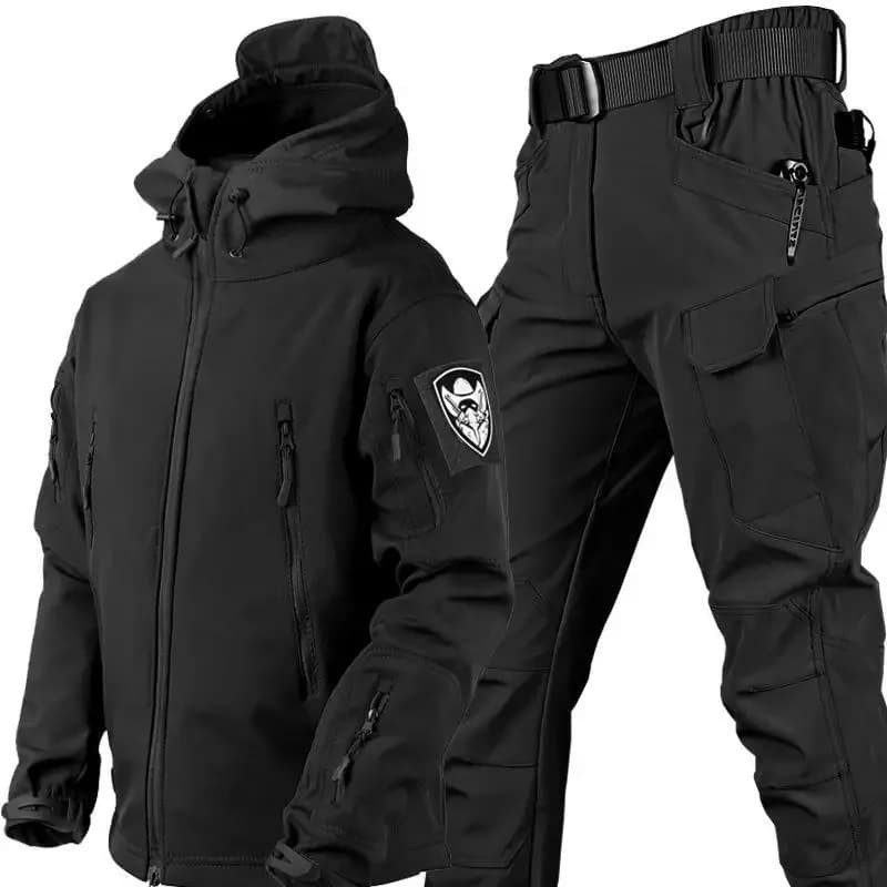 Giacca Invernale Tattica con Cappuccio, Impermeabile e Antivento, in Softshell Felpato, e Pantaloni Rinforzati al Ginocchio - Offerta Speciale