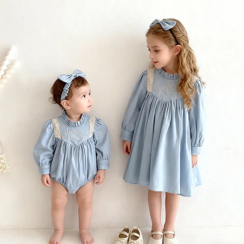 2025 Nuovi vestiti per bambini autunnali Abiti da principessa per bambini Pagliaccetto per bambini a maniche lunghe in pizzo di cotone Splicing 2-7 anni Vestito da festa per ragazza