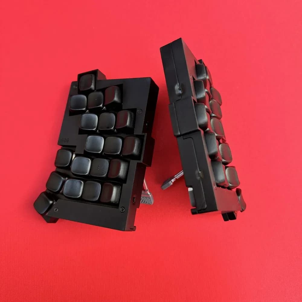 Versione staffa Tastiere divise totem a 38 tasti Custodia in resina personalizzata a basso profilo Kip Lame Keycap Tastiera separata wireless Ergonomia