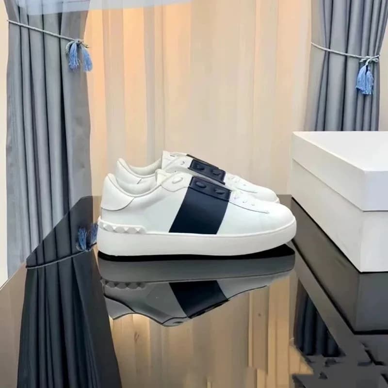 Sneakers bianche da donna dal design classico con borchie eleganti, suola piatta comoda, scarpe sportive casual, sneaker da coppia.