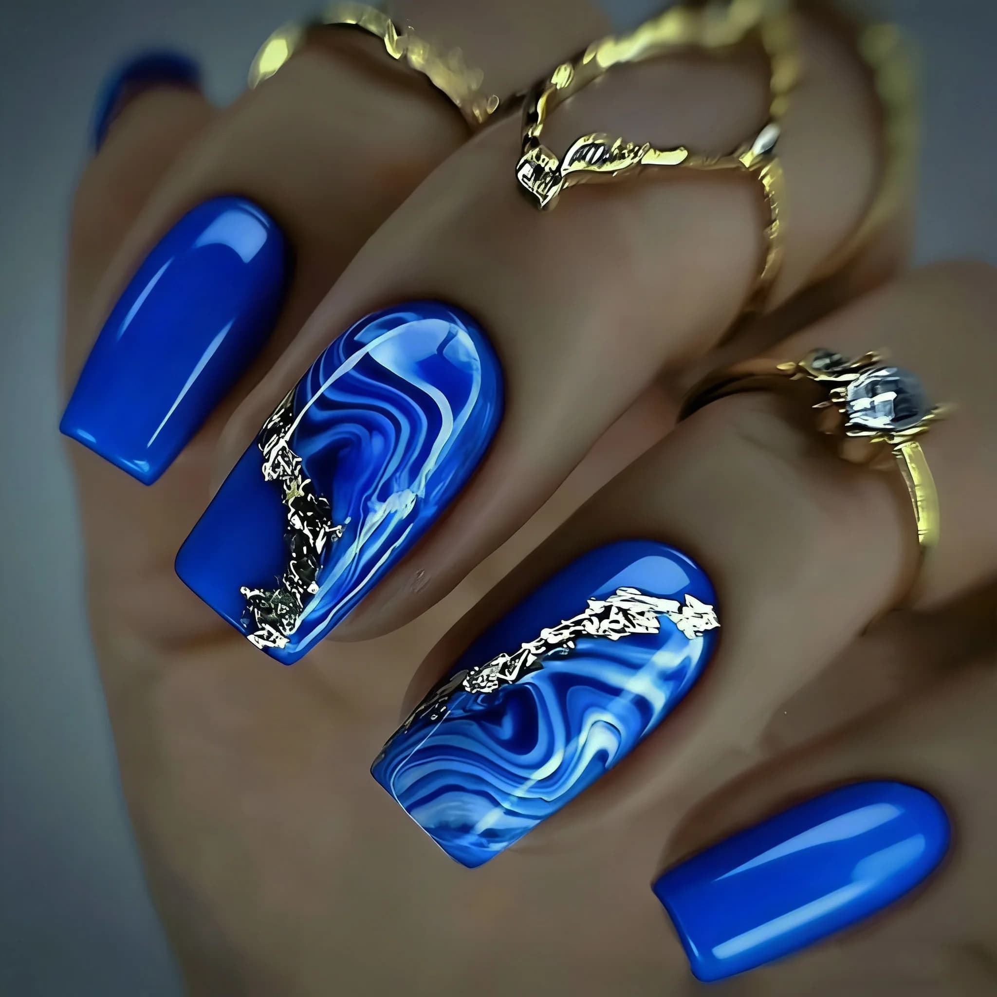Short and medium fake nails for women and girls, blue and purple shaded colors, square tips with total coverage, set of press-on fingernails for nail art.