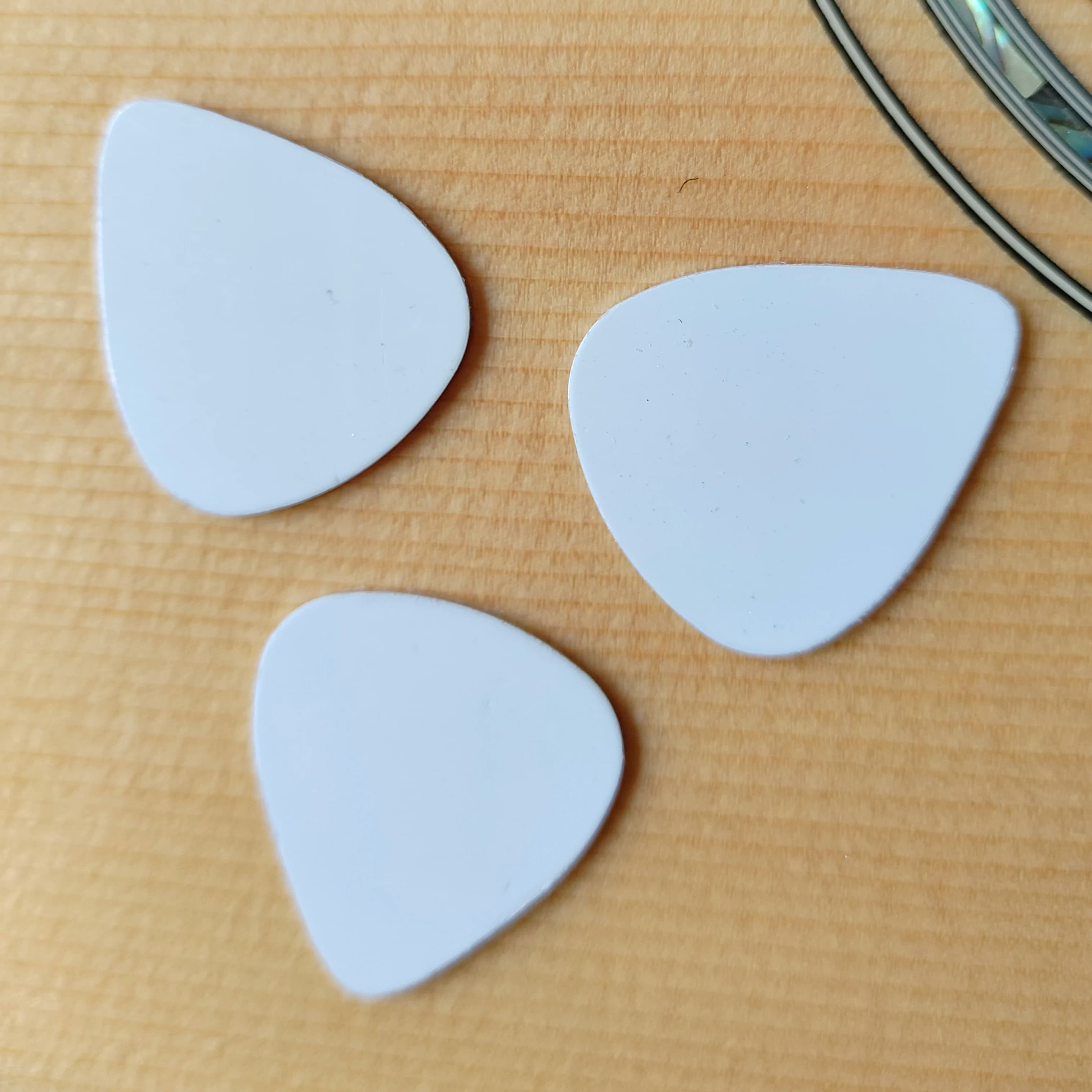 10 pz 1mm Sublimazione Blank Bianco Plettri per Chitarra Ukulele Plettri Accessori Musicali Double-sided per la stampa a trasferimento termico
