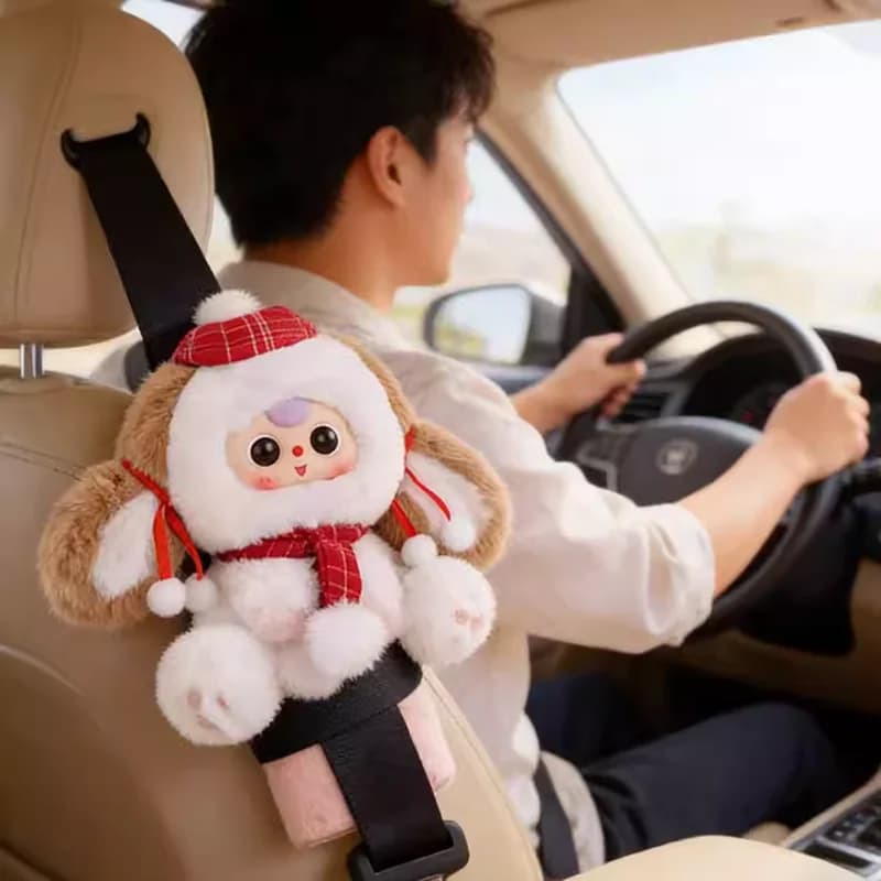 Nuovo Set di Tre Cuscini per Cintura di Sicurezza Auto a Forma di Bambola in Vinile e Peluche, Giocattolo Trendy, Accessori Decorativi per Auto, Regali Festivi