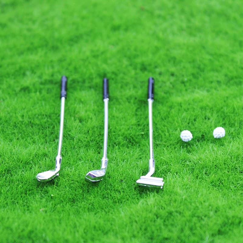 1 set di accessori da golf in miniatura per casa delle bambole (3 mazze da golf + 2 palline) 1:12 mini simulazione accessori per giocattoli per bambole da golf da giardino all'aperto