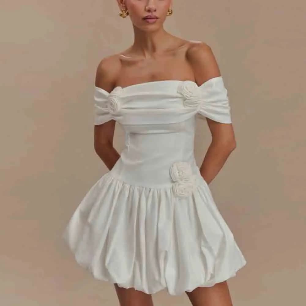 Abito da sposa mini personalizzato con applicazioni floreali 3D, gonna a sbuffo in raso, abito da festa nuziale 2026, vestito corto senza spalline