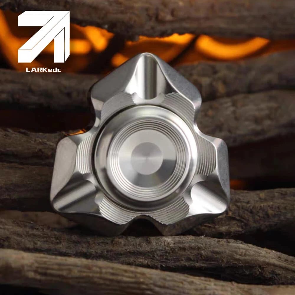 LARK EDC Valkyrie Fidget Spinner in acciaio inossidabile, giocattoli antistress per adulti, spinner a tre lame, gadget per alleviare l'ansia