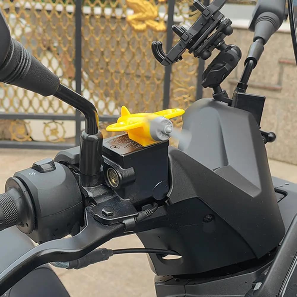 Ornamento per casco da bici per ciclisti Aereo rotante dinamico Decorazione per auto Accessorio per casco per console Deodorante per ambienti unico per auto
