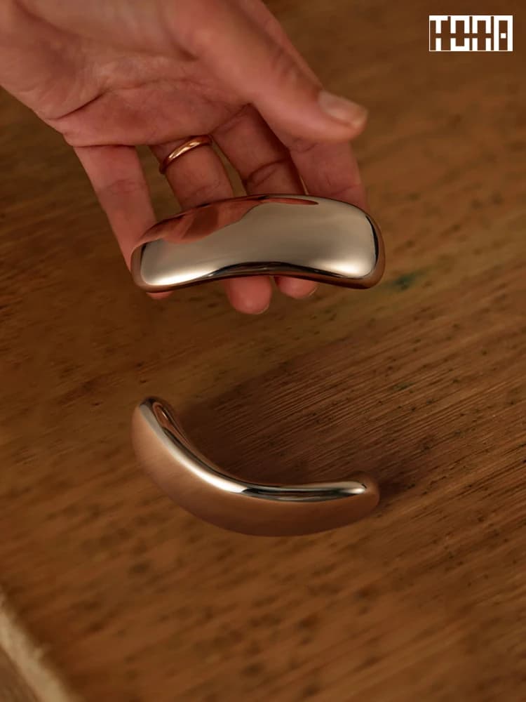 Maniglia per Mobili in Titanio Argento e Ottone, Stile Nordico Minimalista, Maniglia per Cassetti e Cucina in Argento Lucido