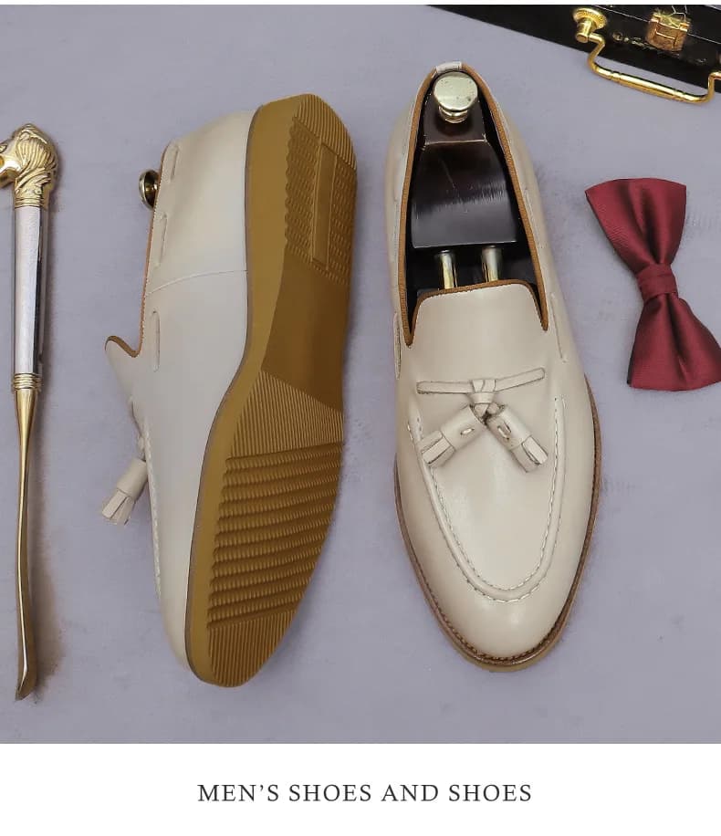 Mocassini da uomo in pelle beige con nappe, tomaia cucita, slip-on, suola leggera e flessibile, calzature casual ed eleganti per uomo