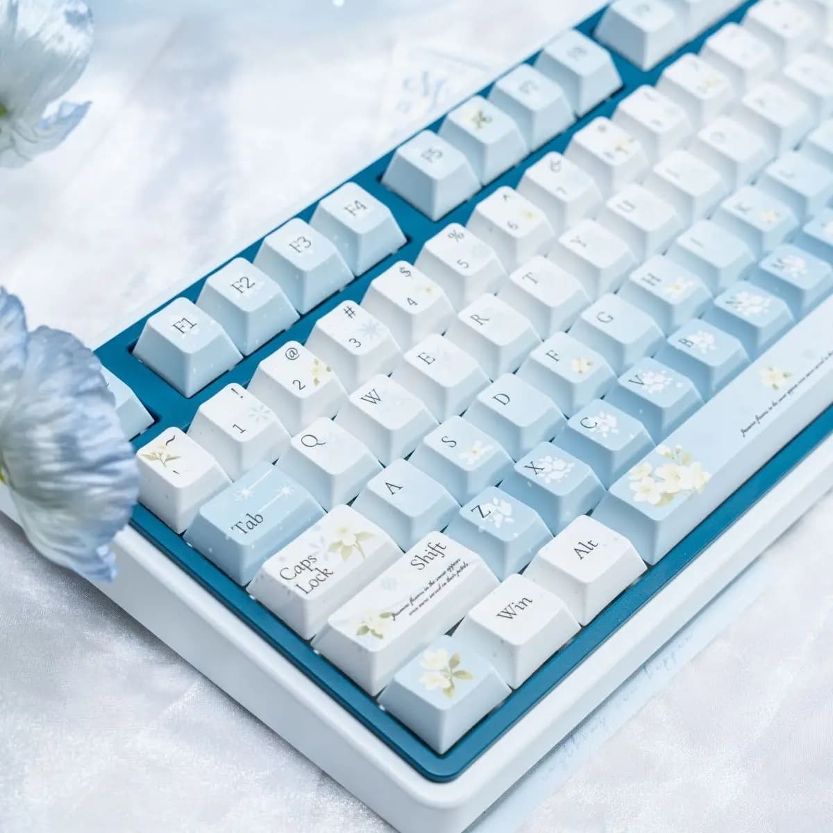 133 tasti Jasmine First Snow Theme Copritasti originali Processo di sublimazione originale a cinque lati Tappo per tastiera meccanica personalizzato