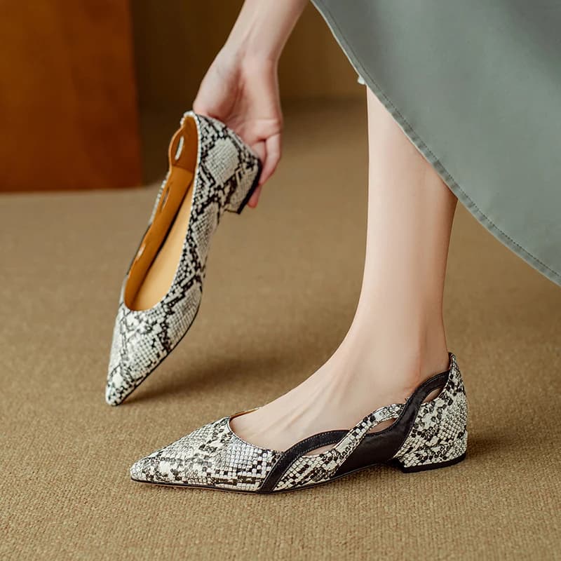 Nuove scarpe singole con tacco basso in pelle di serpente di lusso francese Moda femminile a punta Bocca superficiale Scarpe in vera pelle Mocassini da donna