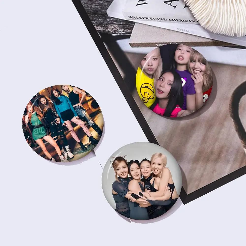 Spilla a bottone Kpop BLACKPINK Anime fatta a mano, spilla per vestiti, badge a cartone animato, decorazione per zaino, accessori gioiello