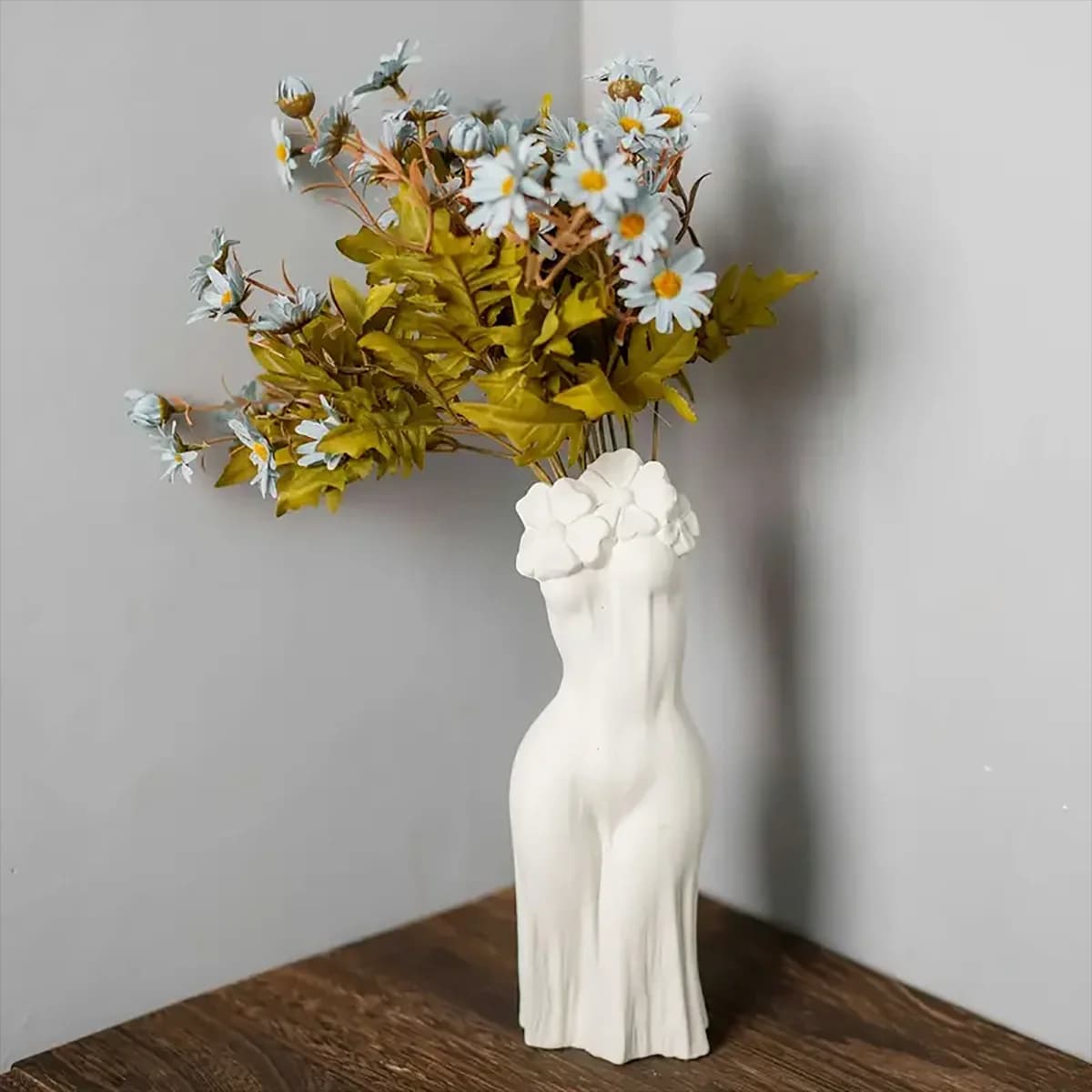 1pc plastic vase. In the shape of a dress, with flower decorations at the bottle mouth, simple yet stylish.