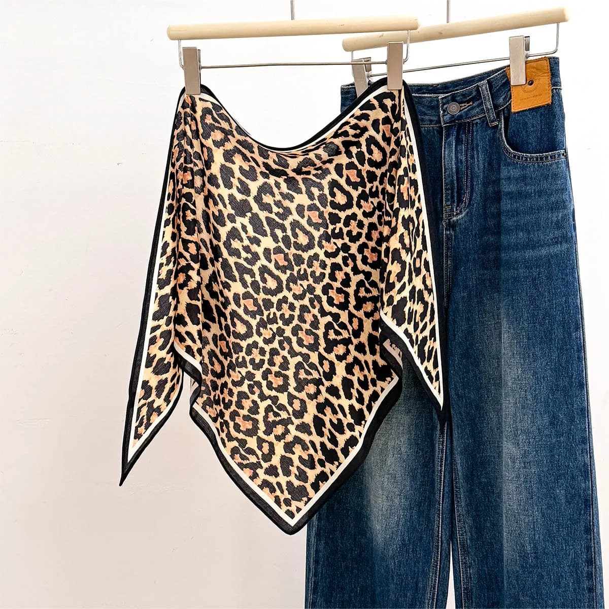 Nuovo Lussuoso Foulard Triangolare in Seta con Stampa Leopardata, Sciarpa da Viaggio per Donne, Hijab, Stola Decorativa, Bandana, Poncho
